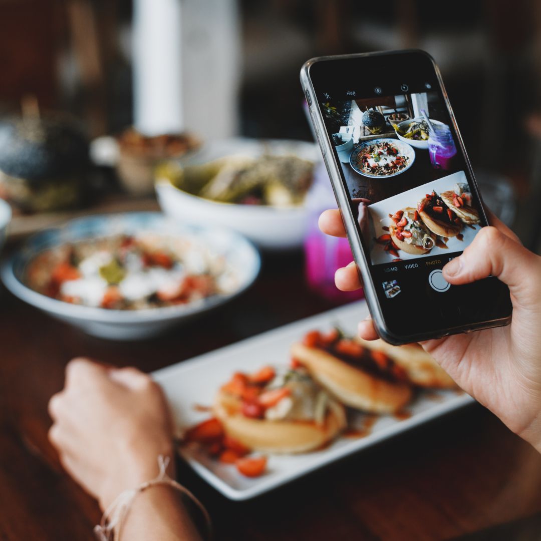 prise de photo pour instagram pour un restaurant de plats.